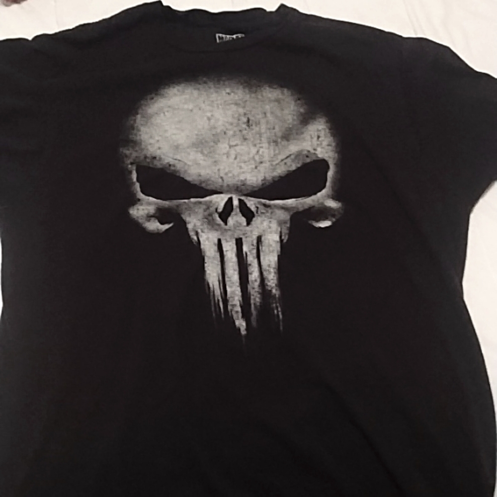 Size Large skull shirt by marvel